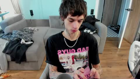 Snapshot of oliverrgroove chatting on 4, 12, 2024 oliverrgroove online show from 4, 12, 2024