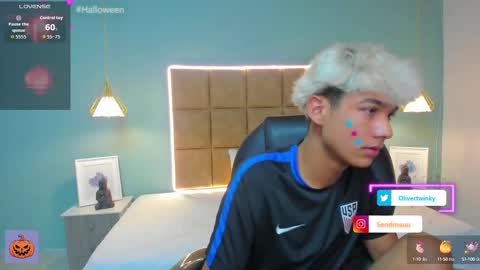 Snapshot of olivertwinky_ chatting on 8, 10, 2025 Oliver online show from 8, 10, 2025