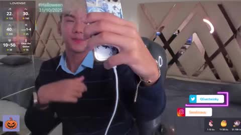 Snapshot of olivertwinky_ chatting on 22, 10, 2025 Oliver online show from 22, 10, 2025