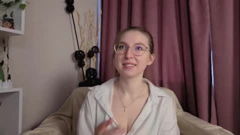 Snapshot of oliviavele chatting on 4, 12, 2025 Kylie online show from 4, 12, 2025