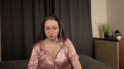 Snapshot of oliviavele chatting on 14, 12, 2025 Kylie online show from 14, 12, 2025