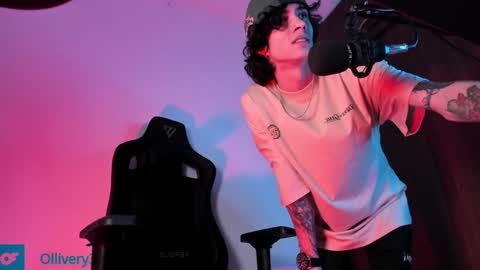 Snapshot of olliver___y chatting on 11, 12, 2024 online show from 11, 12, 2024