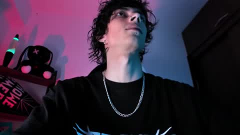 Snapshot of olliver___y chatting on 5, 3, 2025 online show from 5, 3, 2025