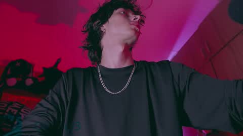 Snapshot of olliver___y chatting on 26, 10, 2025 online show from 26, 10, 2025