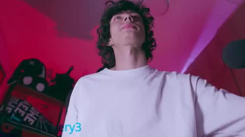 Snapshot of olliver___y chatting on 18, 11, 2025 online show from 18, 11, 2025