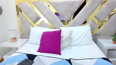 Miss Guzman  online show from 27, 1, 2025