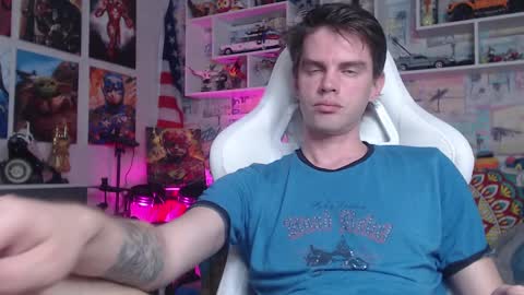 Snapshot of oxmikexo chatting on 12, 3, 2025 Mike online show from 12, 3, 2025