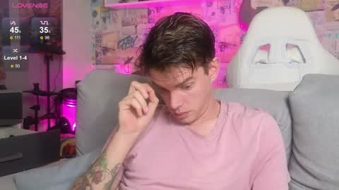 Snapshot of oxmikexo chatting on 24, 11, 2025 Mike online show from 24, 11, 2025