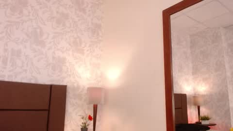 paolagh_ online show from 19, 11, 2025