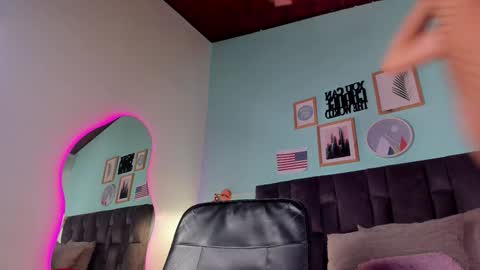 Snapshot of parisfox_ chatting on 9, 1, 2025 PARIS online show from 9, 1, 2025