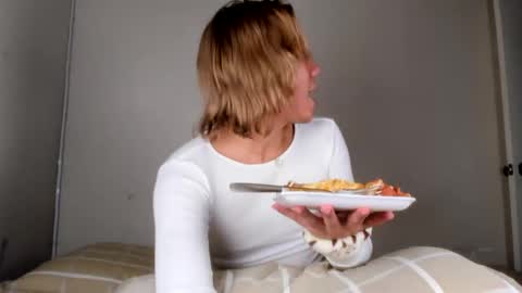 Snapshot of parisstone2 chatting on 10, 1, 2025 connie online show from 10, 1, 2025