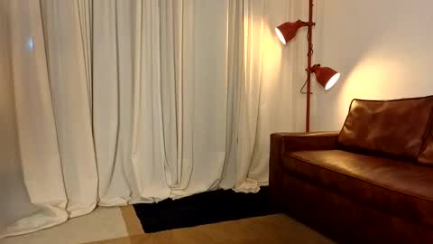 Snapshot of parisstone2 chatting on 29, 10, 2025 connie online show from 29, 10, 2025