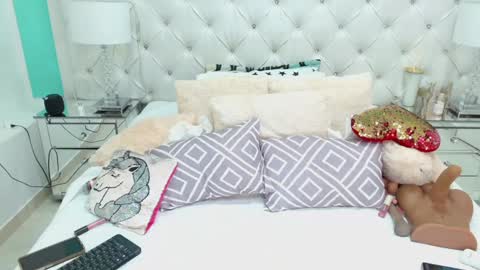 Penelope Laurent online show from 15, 1, 2025