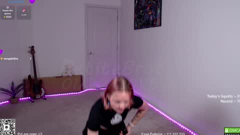 Snapshot of petitebrat chatting on 23, 1, 2025 PiperAvery online show from 23, 1, 2025