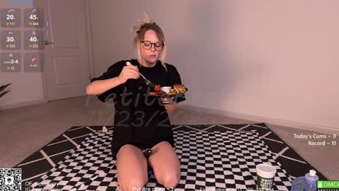 Snapshot of petitebrat chatting on 23, 11, 2025 PiperAvery online show from 23, 11, 2025