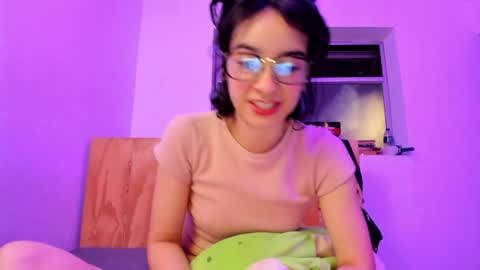 Snapshot of petitee_lunna chatting on 21, 12, 2024 Lunna online show from 21, 12, 2024