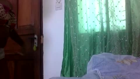 Snapshot of petitesweetchiq chatting on 29, 9, 2025 petitesweetchiq online show from 29, 9, 2025