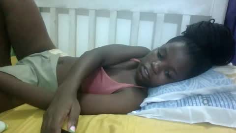 Snapshot of petitesweetchiq chatting on 9, 10, 2025 petitesweetchiq online show from 9, 10, 2025