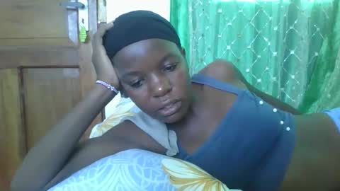 Snapshot of petitesweetchiq chatting on 26, 11, 2025 petitesweetchiq online show from 26, 11, 2025