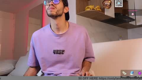 Snapshot of phantom_bigger1 chatting on 6, 2, 2025 phantom_bigger1 online show from 6, 2, 2025