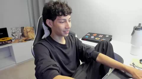 Phil.   INDEPENDENT MODEL online show from 8, 3, 2025