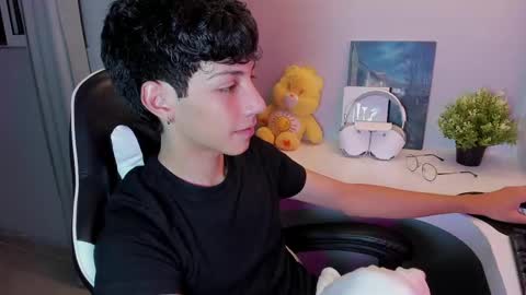 Phil.   INDEPENDENT MODEL online show from 13, 9, 2025