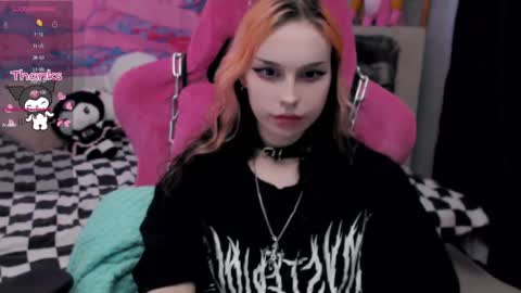 Snapshot of pineapple_dope chatting on 4, 5, 2026 Nancy online show from 4, 5, 2026