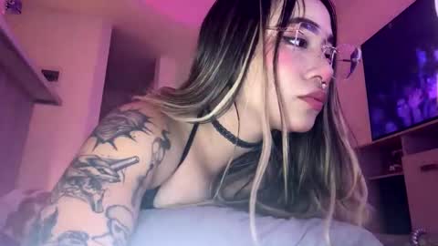 Snapshot of pink_quarz chatting on 3, 12, 2025 KELLY online show from 3, 12, 2025