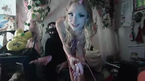 pixielovely online show from 17, 5, 2026