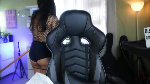  - Help me Reach 100 thumbs up  online show from 18, 3, 2026