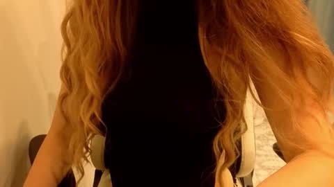 Snapshot of poppybloopy chatting on 5, 10, 2025 April online show from 5, 10, 2025