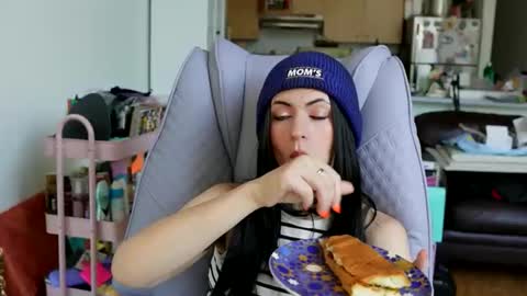 Snapshot of popstarsextape chatting on 5, 11, 2025 A cadia online show from 5, 11, 2025