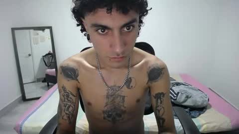 Snapshot of present_the_magic chatting on 16, 4, 2026 Plux online show from 16, 4, 2026
