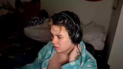 Snapshot of prettyandpeachy chatting on 13, 11, 2025 Mistress Mallad online show from 13, 11, 2025