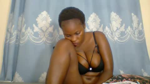 Snapshot of prettydarkskin002 chatting on 13, 10, 2025 SHANIA online show from 13, 10, 2025