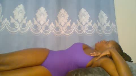 Snapshot of prettydarkskin002 chatting on 28, 10, 2025 SHANIA online show from 28, 10, 2025