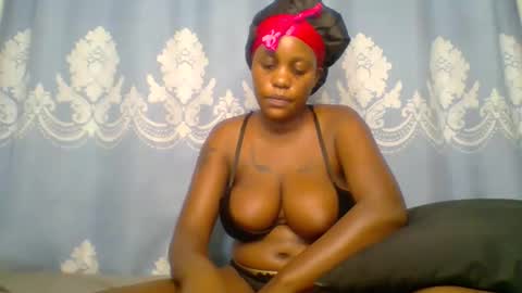 Snapshot of prettydarkskin002 chatting on 23, 11, 2025 SHANIA online show from 23, 11, 2025