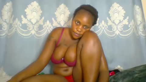 Snapshot of prettydarkskin002 chatting on 25, 11, 2025 SHANIA online show from 25, 11, 2025