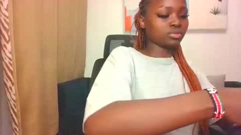 Snapshot of princess_bee1 chatting on 7, 11, 2025 princess online show from 7, 11, 2025