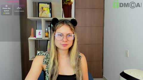 Snapshot of princessmariana25 chatting on 18, 10, 2025 princessmariana25 online show from 18, 10, 2025