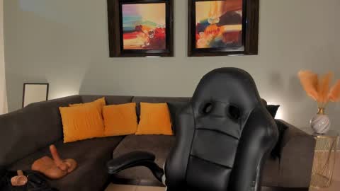 Pui Yee  online show from 9, 3, 2025