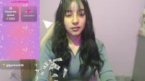 Snapshot of quee_tiana chatting on 19, 7, 2026 your princess online show from 19, 7, 2026