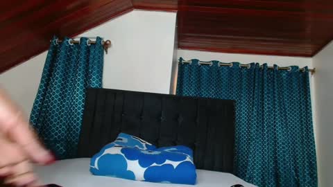 Queen armani online show from 6, 2, 2025