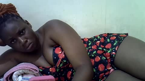 Snapshot of queen_leilla chatting on 27, 6, 2026 queen_leilla online show from 27, 6, 2026