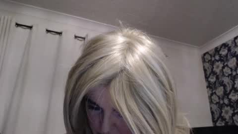 Snapshot of queen_of_the_deck chatting on 24, 7, 2026 Topaz blue dreamo989n999 online show from 24, 7, 2026