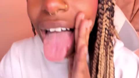 Snapshot of queen_perla_ chatting on 20, 1, 2025 online show from 20, 1, 2025