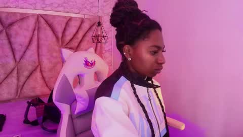 Snapshot of queen_perla_ chatting on 21, 11, 2025 online show from 21, 11, 2025