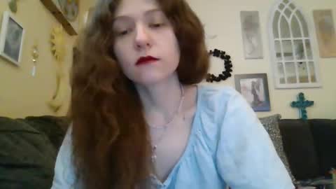 queencrimsonlvx online show from 16, 4, 2026