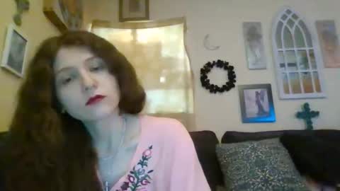 queencrimsonlvx online show from 21, 4, 2026