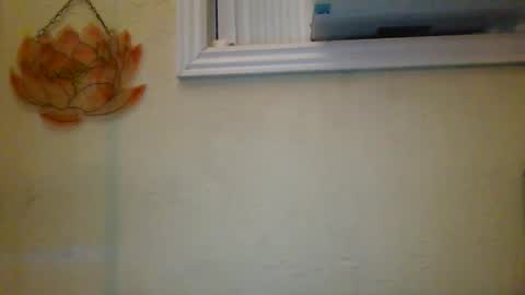 queencrimsonlvx online show from 22, 4, 2026